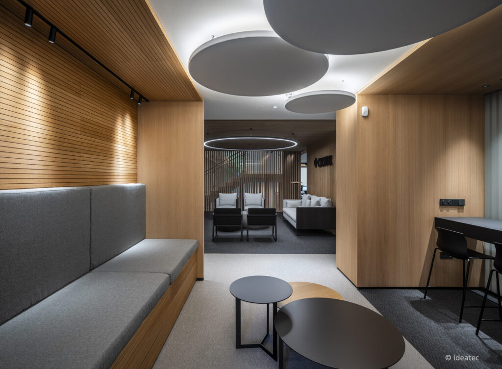 Mavotrans geluidsabsorptie, Ideacustic toegepast op wanden en plafond bij luxe kantoor. 3 van serie 1