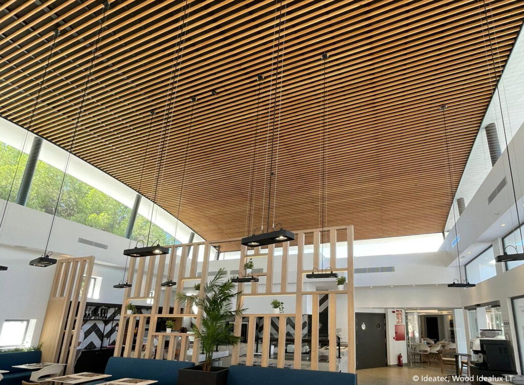 Mavotrans_geluidsabsorptie_Ideatec_Ideawood_plafond_hotel_hotelmorlans_03