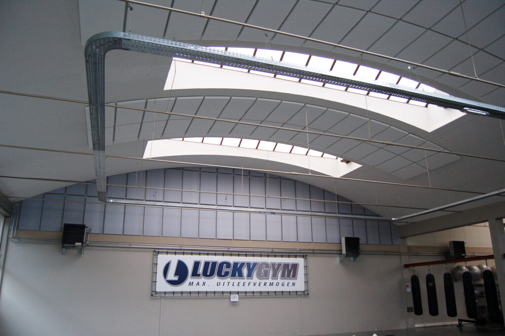Mavotrans-geluidsabsorptie_Mavopreen-plano-polar_plafond_sportschool-01