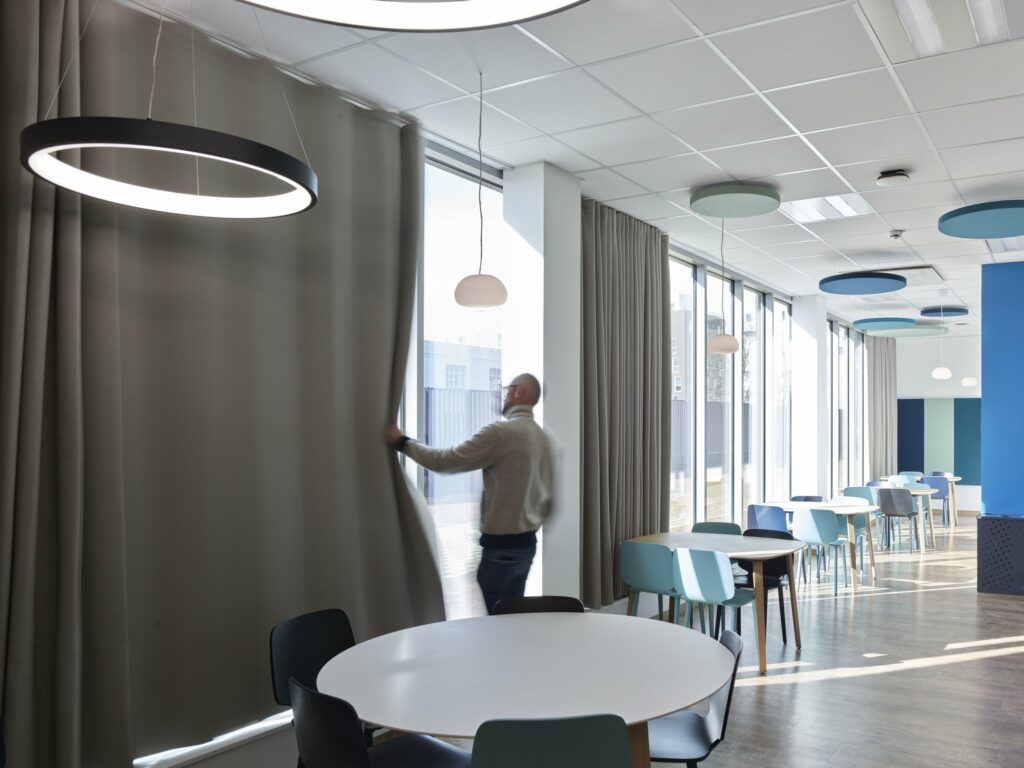 Mavotrans-geluidsabsorptie_gordijnen in een bedrijfskanite-01