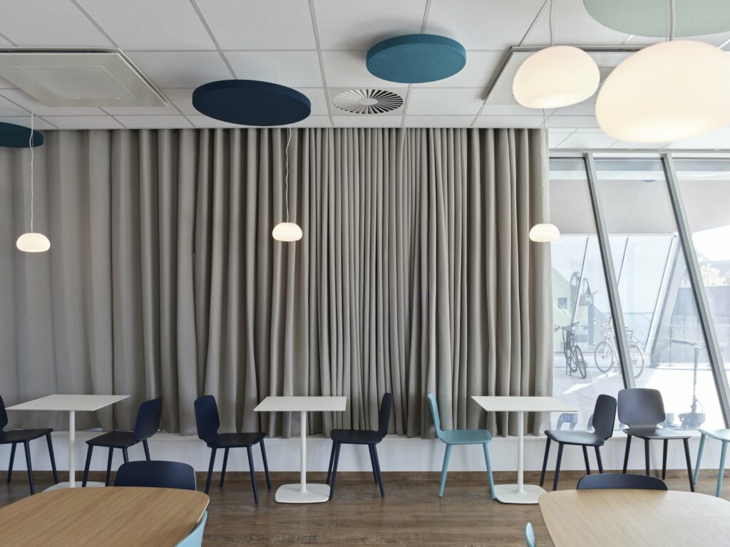 Mavotrans-geluidsabsorptie_gordijnen in een bedrijfskanite-02