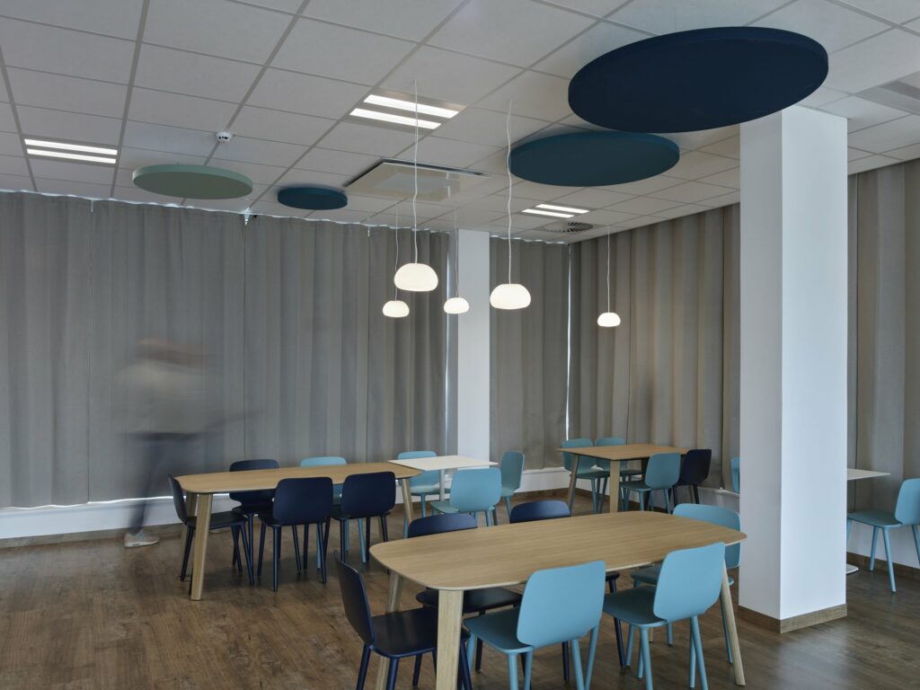 Mavotrans-geluidsabsorptie_gordijnen in een bedrijfskanite-03