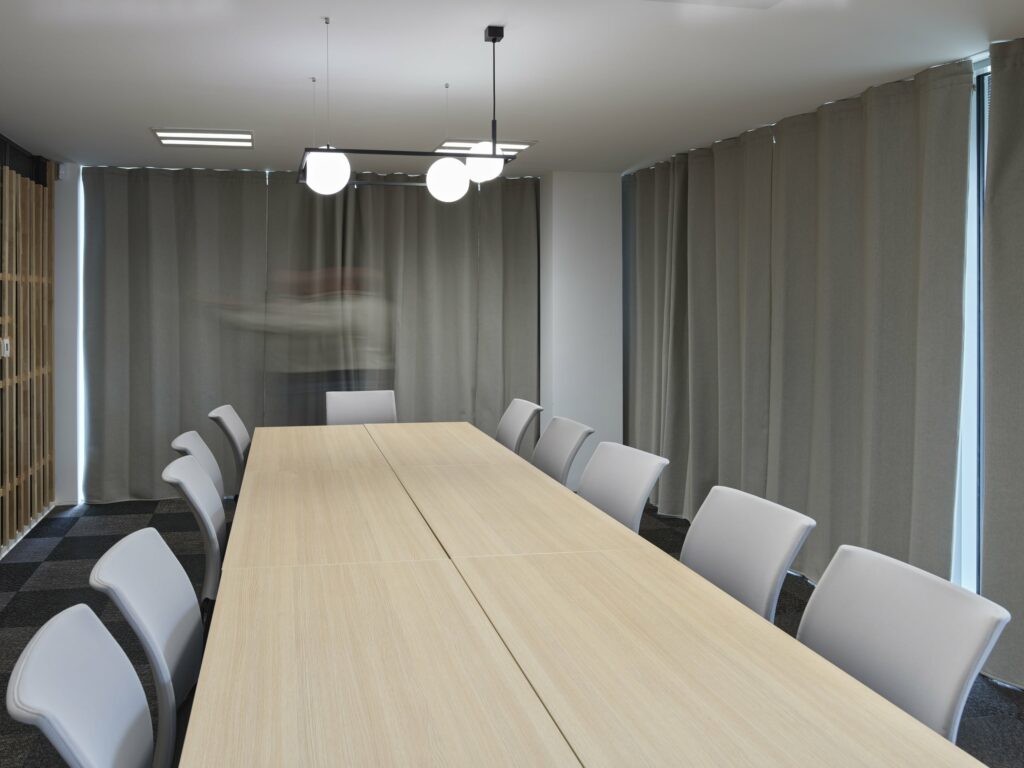 Mavotrans-geluidsabsorptie_gordijnen in een bedrijfskanite-04