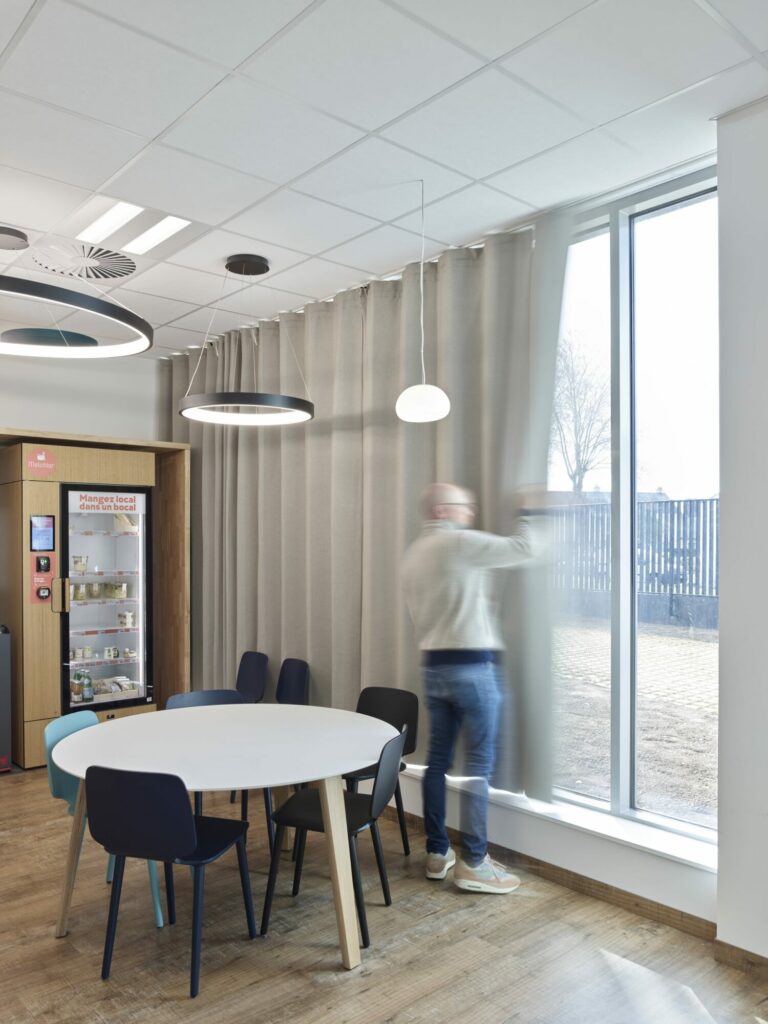 Mavotrans-geluidsabsorptie_gordijnen in een bedrijfskanite-05