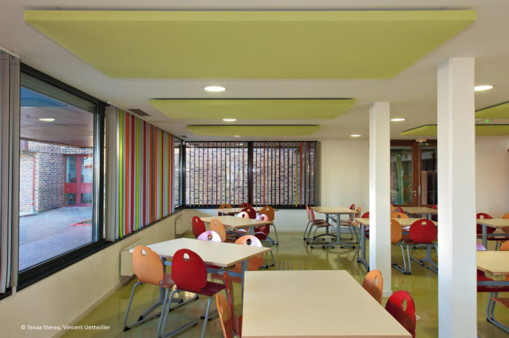 Geluidsabsorptie_Mavotrans_Texaa_Stereo_school_kantine_plafond_ecole-gustave-stoskopf_03