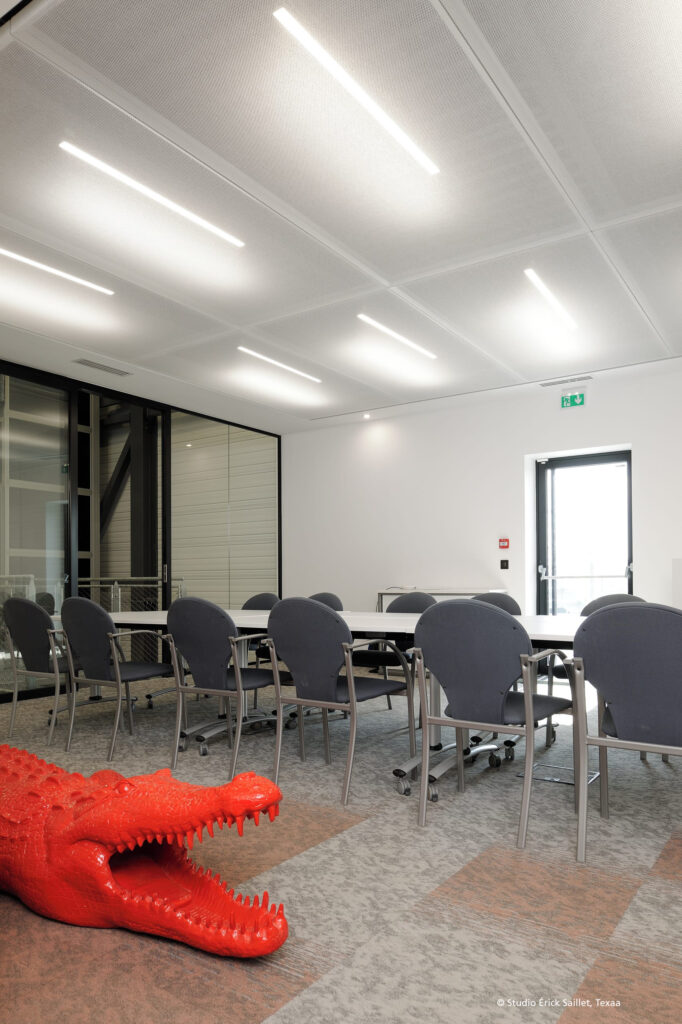 Texaa_Strato_kantoor_plafond_black-tower_licht-aan