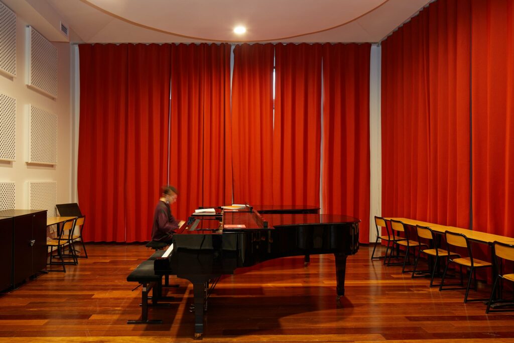 Mavotrans_geluidsabsorptie_Texaa_Veilo_gordijnen_musiek_Conservatoire-Paris_00