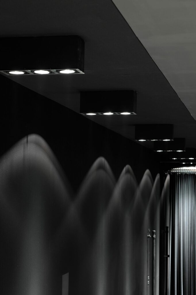 Mavotrans geluidsabsorptie_ Texaa_Vibrasto_bioscoop_plafond_wand_musee-des-confluences_04