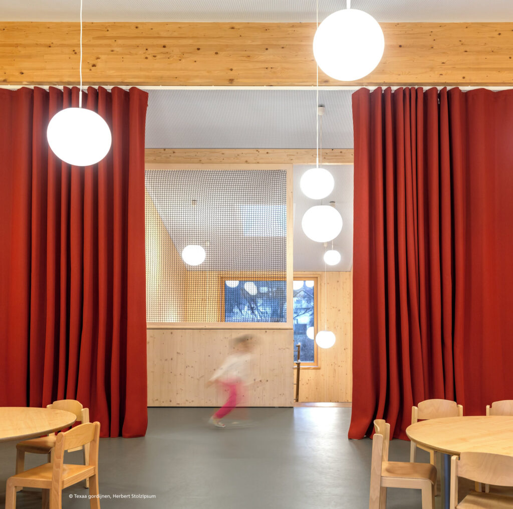 Mavotrans_geluidsabsortpie_Texaa_gordijnen_kinderdagverblijf