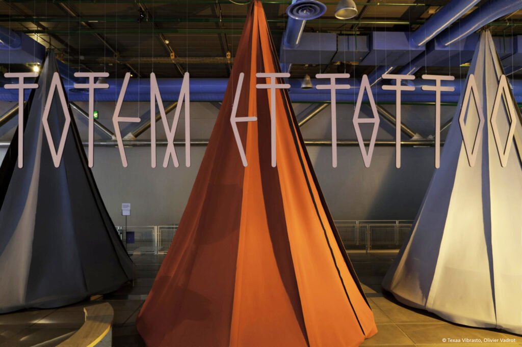 Mavotrans_geluidsabsorptie_exaa_gordijnen_kunst_museum_exposition-totem-et-tatoo_01