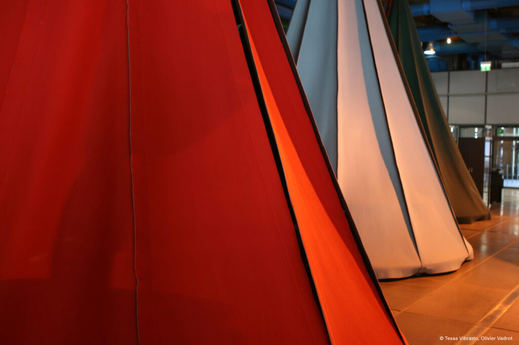 Mavotrans_geluidsabsorptie_exaa_gordijnen_kunst_museum_exposition-totem-et-tatoo_03