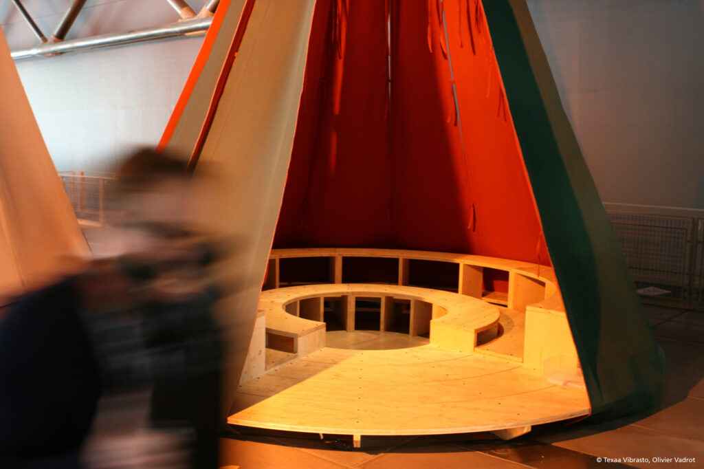 Mavotrans_geluidsabsorptie_exaa_gordijnen_kunst_museum_exposition-totem-et-tatoo_04