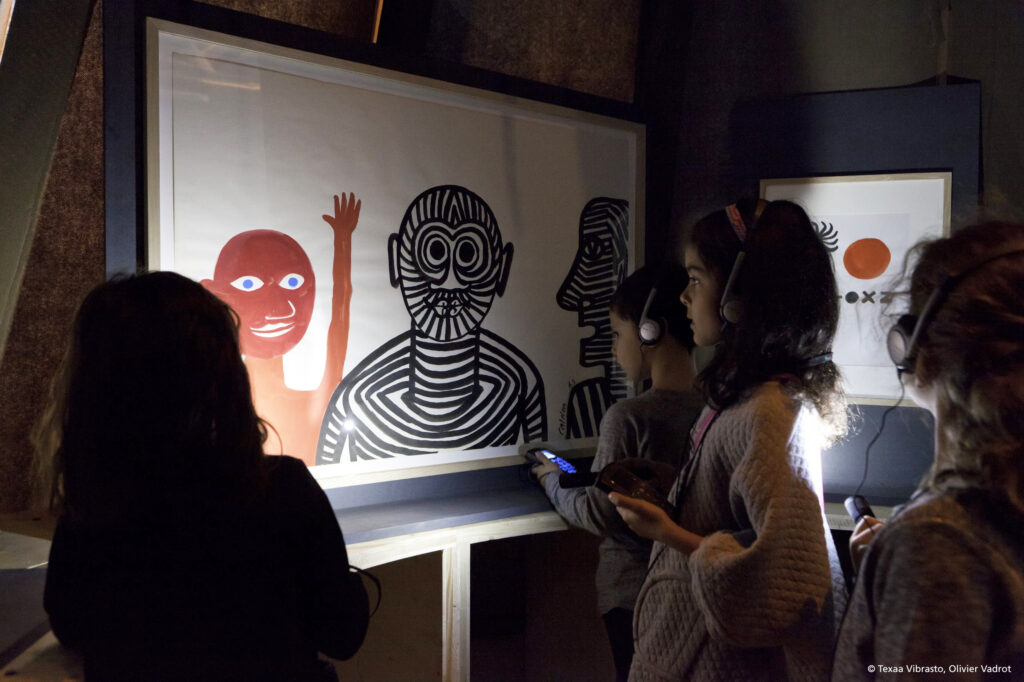 Mavotrans_geluidsabsorptie_exaa_gordijnen_kunst_museum_exposition-totem-et-tatoo_05