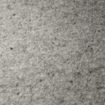 Geluidsabsorberende wandpanelen van Nederlands wolvilt in de kleur grijs