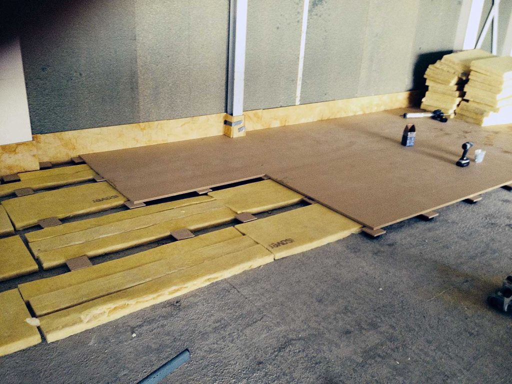 Aanleg van akoestische zwevende vloer in de sportzaal van Brede school Het Dok
